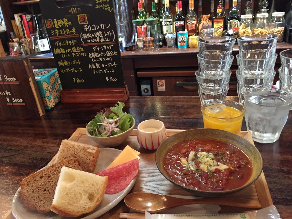 チリコンカン 挽肉と野菜、トマトのピリ辛煮込。自家製パン盛り合わせ。 (@ Pub Arco in Nagoya-shi, Aichi) チリコンカン 挽肉と野菜、トマトのピリ辛煮込。自家製パン盛り合わせ。 (@ Pub Arco in Nagoya-shi, Aichi)