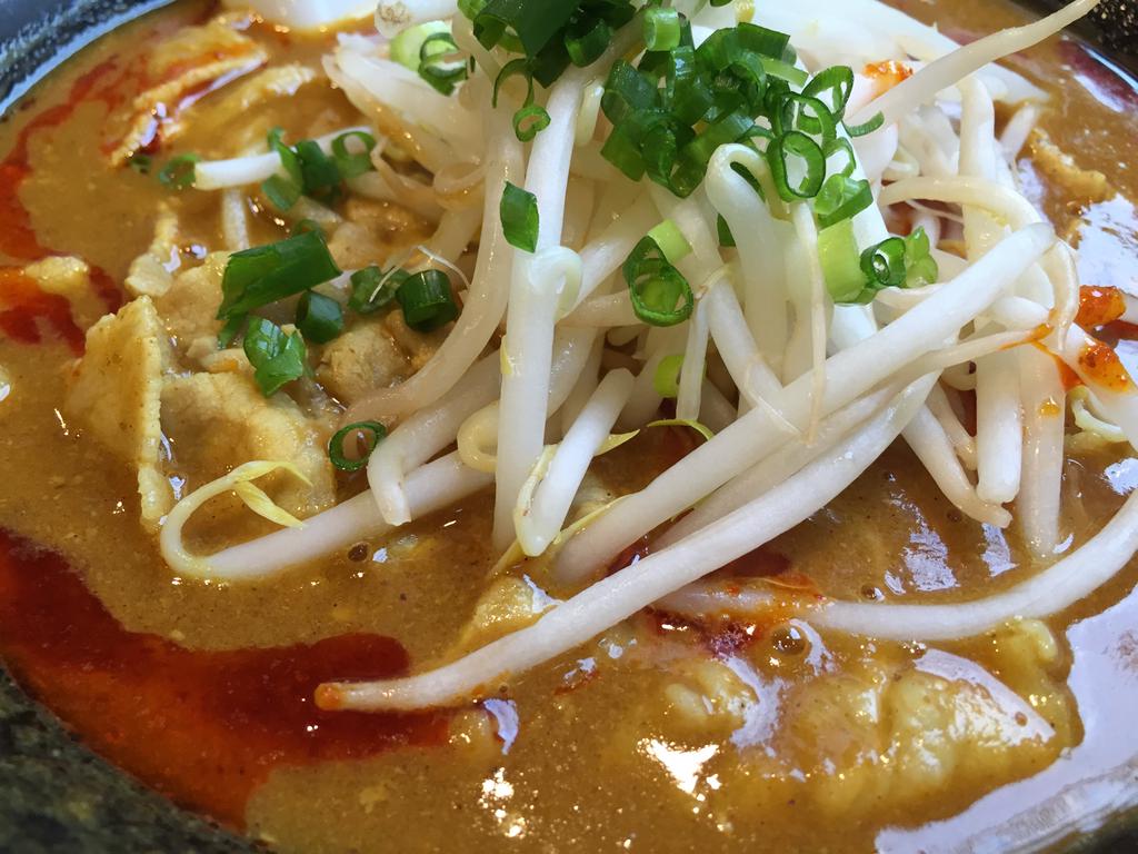 濃厚うまこくカレーらーめん。新登場。いままでの「うまこく」や「こいこく」より濃い、極上。20種類以上のスパイス。豚骨と鶏ガラ。中太麺。担々麺ぽい。クリーミィ。 濃厚うまこくカレーらーめん。新登場。いままでの「うまこく」や「こいこく」より濃い、極上。20種類以上のスパイス。豚骨と鶏ガラ。中太麺。担々麺ぽい。クリーミィ。