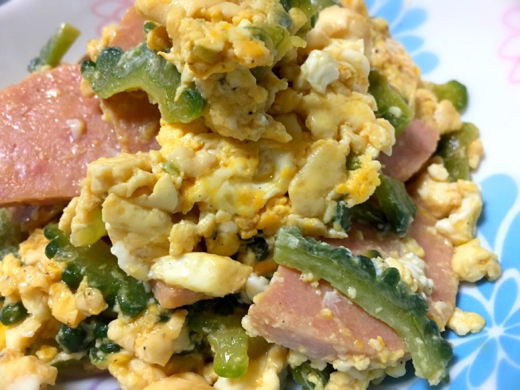 ゴーヤーチャンプルーうまい( ・∀・) 昔つくったときはすごく苦くて食べられなかったので、今回は塩揉みして水にさらして茹でたおかげか苦味がほとんどなかった。 ゴーヤーチャンプルーうまい( ・∀・) 昔つくったときはすごく苦くて食べられなかったので、今回は塩揉みして水にさらして茹でたおかげか苦味がほとんどなかった。