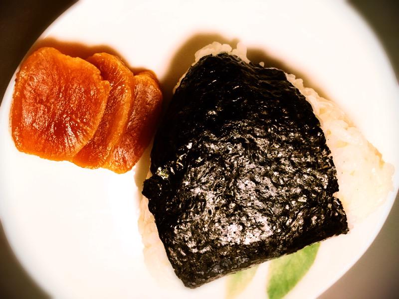 夕飯に、おにぎりと漬物。 夕飯に、おにぎりと漬物。
