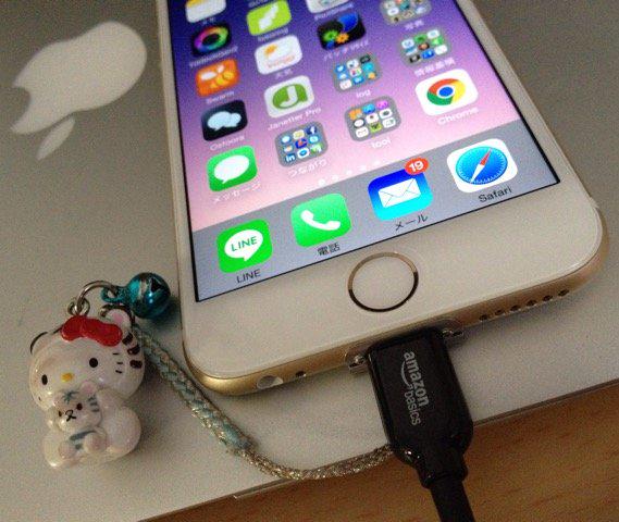 ストラップ付けるアダプターのせいで接続が微妙だけど、充電はちゃんと出来てる。 Amazonベーシック Apple認証 ライトニングUSB充電ケーブル 約180cm ブラック ストラップ付けるアダプターのせいで接続が微妙だけど、充電はちゃんと出来てる。 Amazonベーシック Apple認証 ライトニングUSB充電ケーブル 約180cm ブラック
