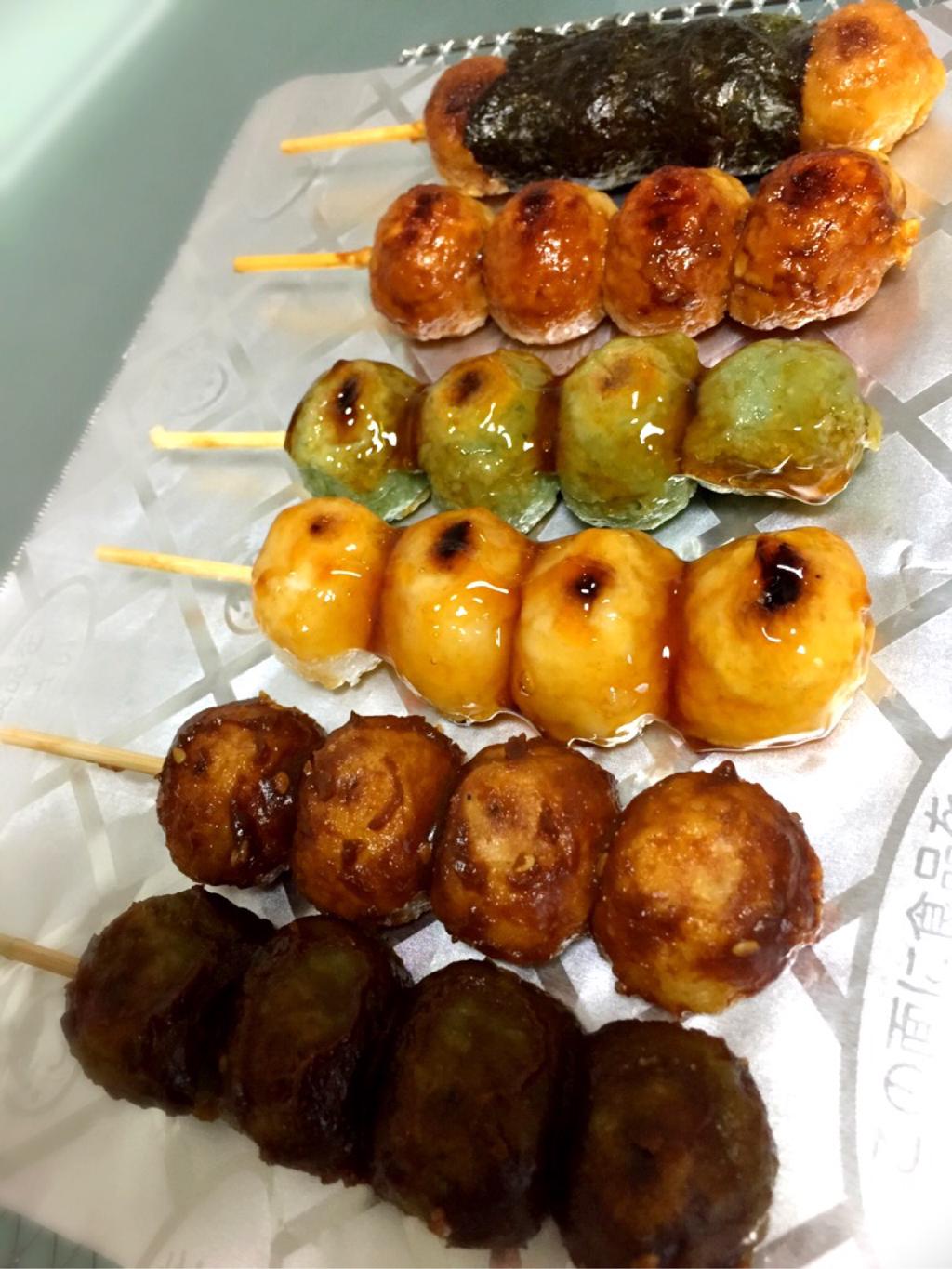 岐阜県産ハツシモ 玄米だんご。みたらし団子。味噌、あまだれ、醤油、磯辺。緑色の団子はよもぎ入り。1本120円。おやつ( ・∀・) 岐阜県産ハツシモ 玄米だんご。みたらし団子。味噌、あまだれ、醤油、磯辺。緑色の団子はよもぎ入り。1本120円。おやつ( ・∀・)