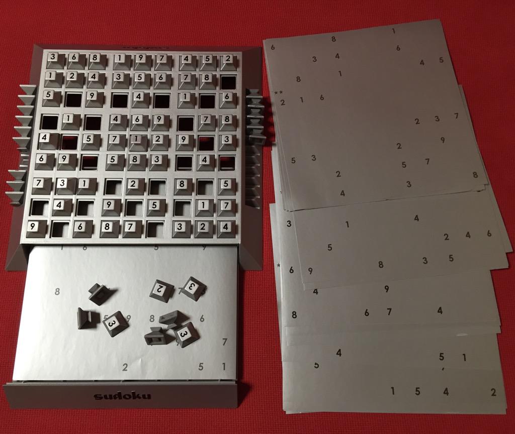 テンヨー スージアム Sudoku専用パズル・ボード。トレイを引き出すと中にパズルシートが何枚か入っている。難易度が高いので、これを解ける気がしない。。。簡単な問題をどこかから持ってきて、問題の配置通りに並べて遊ぶのが良い。 テンヨー スージアム Sudoku専用パズル・ボード。トレイを引き出すと中にパズルシートが何枚か入っている。難易度が高いので、これを解ける気がしない。。。簡単な問題をどこかから持ってきて、問題の配置通りに並べて遊ぶのが良い。