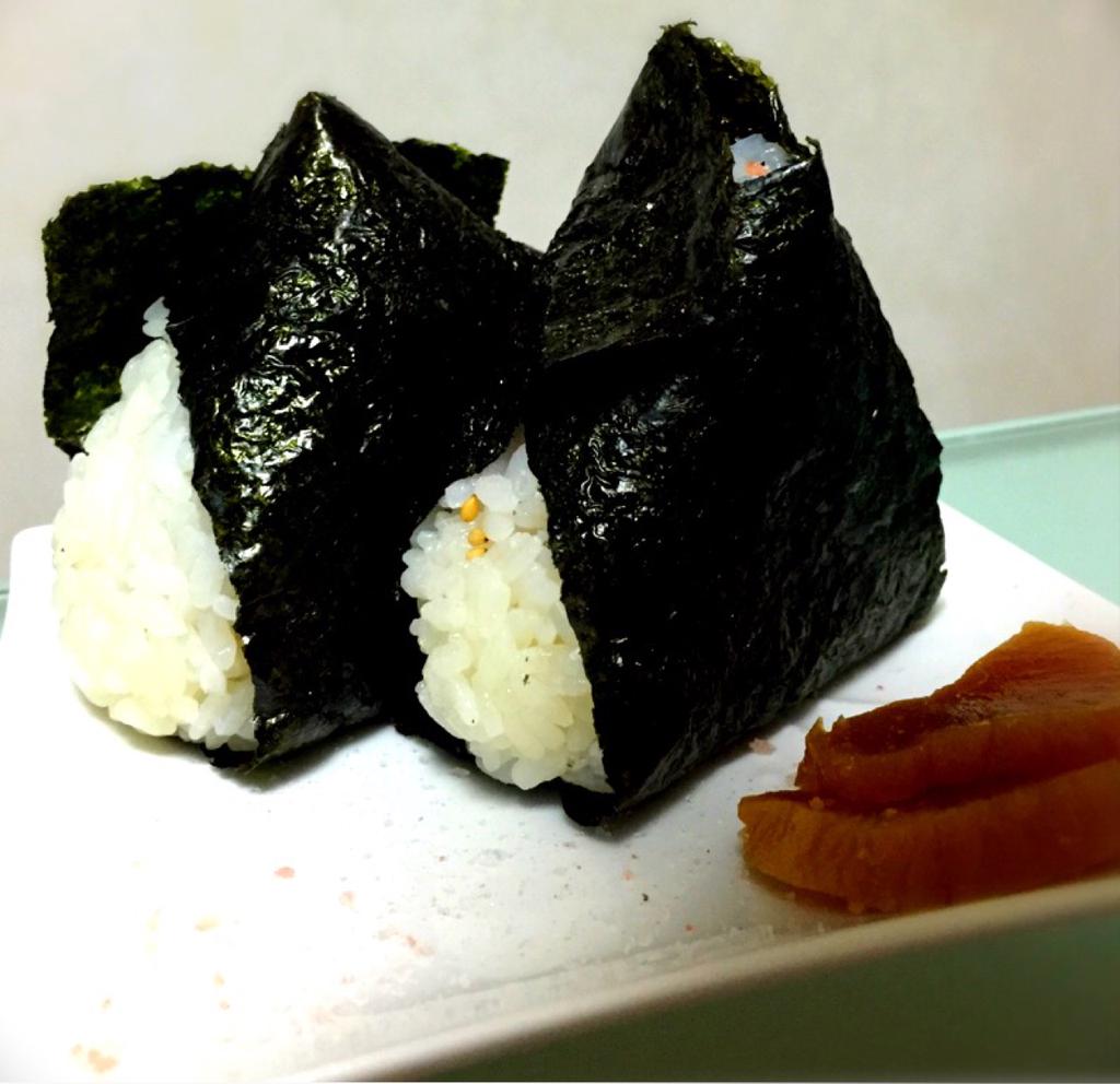 やっとおひるごはん。。。 ヒマラヤン岩塩と胡麻と昆布でおにぎり(´Д` ) やっとおひるごはん。。。 ヒマラヤン岩塩と胡麻と昆布でおにぎり(´Д` )