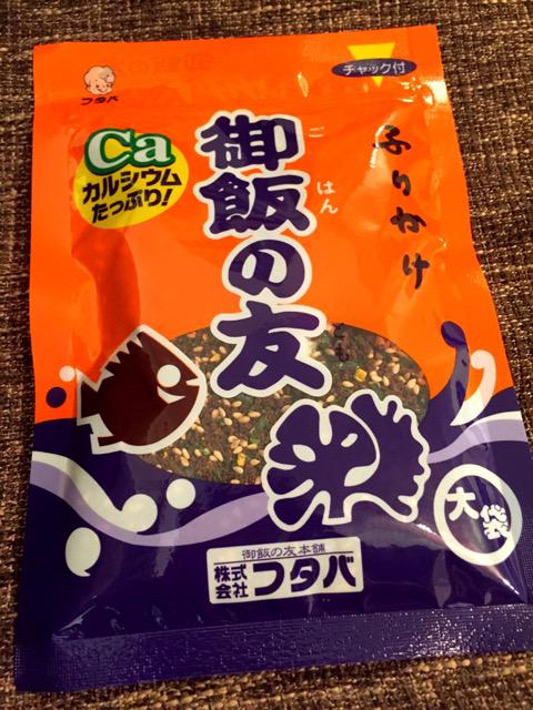 九州では有名なふりかけ。これ美味しい。 「日本で初めて出来たふりかけです。いりこをまるごと粉砕。醤油で味付けしてたまご粒子・海藻・のり・白ごまを配合」 フタバ 御飯の友 65g 九州では有名なふりかけ。これ美味しい。 「日本で初めて出来たふりかけです。いりこをまるごと粉砕。醤油で味付けしてたまご粒子・海藻・のり・白ごまを配合」 フタバ 御飯の友 65g
