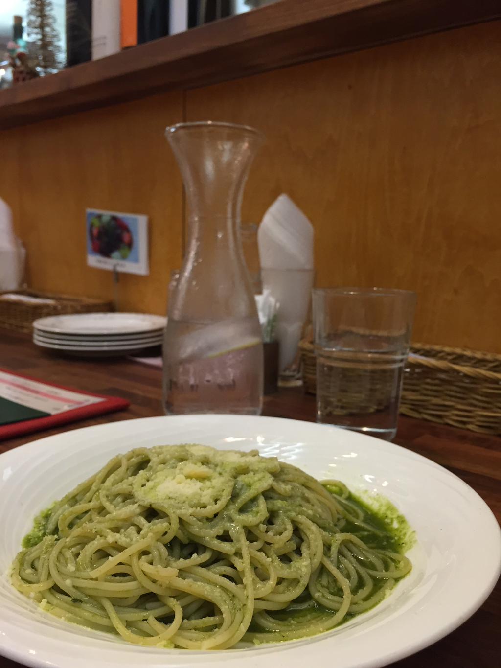 Spaghetti con pesto Genovese スパゲッティ ジェノベーゼ バジリコのペースト和え。今回はちゃんとMサイズでてきた( ・∀・) (@ ペペロンチーノ) Spaghetti con pesto Genovese スパゲッティ ジェノベーゼ バジリコのペースト和え。今回はちゃんとMサイズでてきた( ・∀・) (@ ペペロンチーノ)