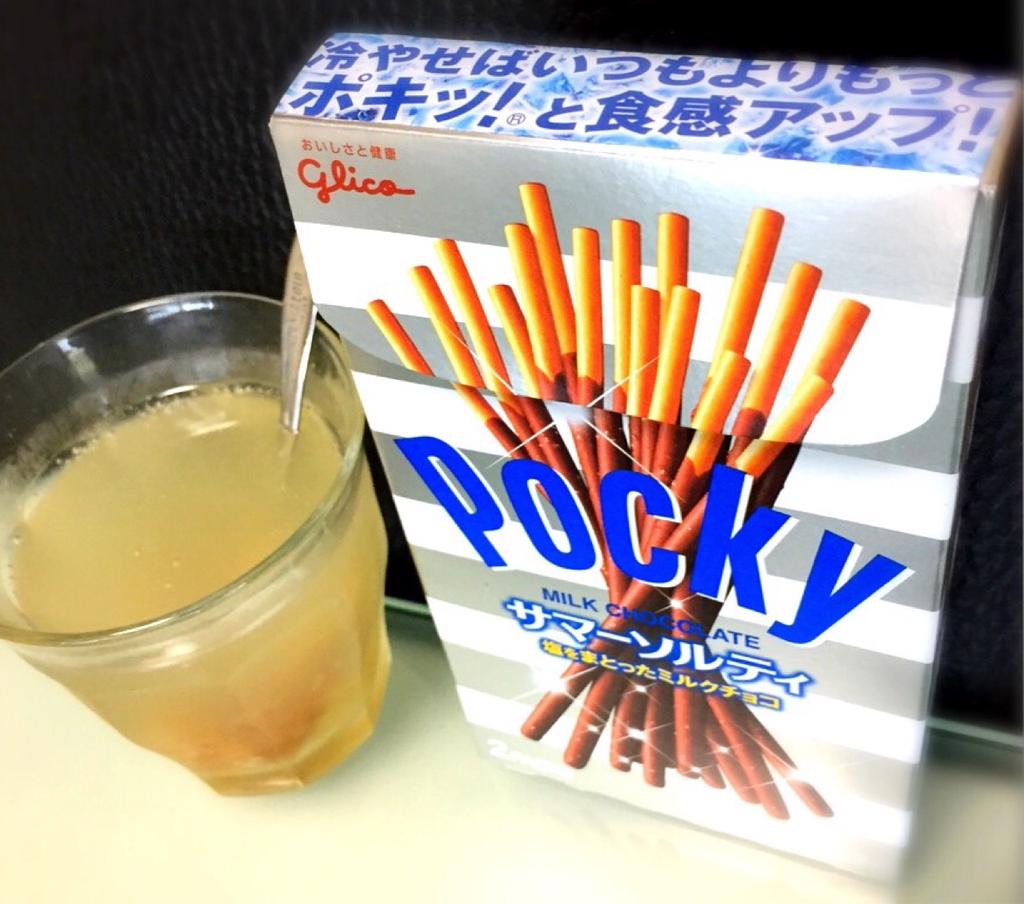 ポッキー サマーソルティ 塩をまとったミルクチョコ チョコレートの表面に塩と砂糖の結晶。冷やして食べる (*゚~゚*)モグ モグ ポッキー サマーソルティ 塩をまとったミルクチョコ チョコレートの表面に塩と砂糖の結晶。冷やして食べる (*゚~゚*)モグ モグ
