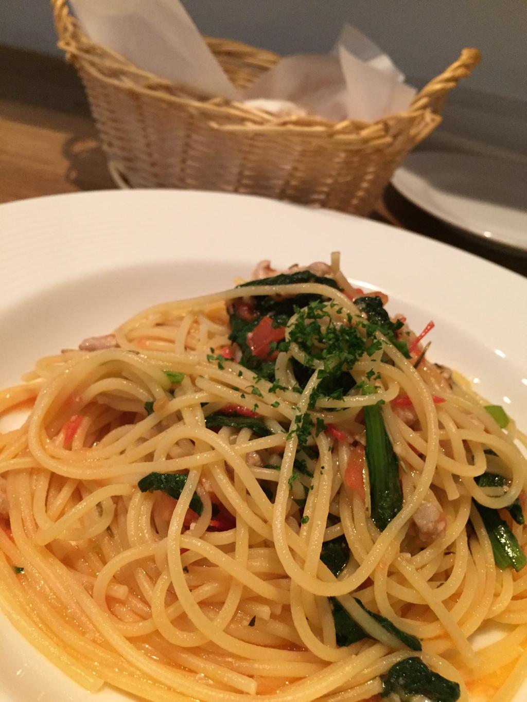 香草豚とフレッシュトマトのスパゲッティ、オイルベース。ああ美味しい( ・∀・) (@ Paff in 名古屋市西区, 愛知県) 香草豚とフレッシュトマトのスパゲッティ、オイルベース。ああ美味しい( ・∀・) (@ Paff in 名古屋市西区, 愛知県)