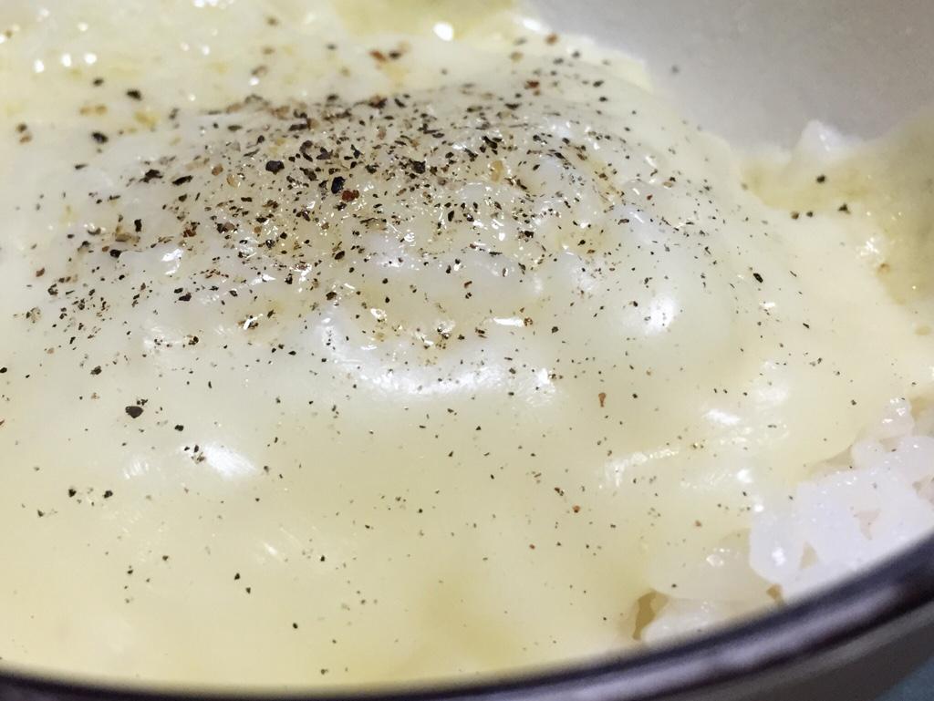 お手軽チーズドリア風ごはん (手抜き)。白飯の上にとろけるチーズを乗せて、電子レンジで温めて、コショウをかけるだけ。 お手軽チーズドリア風ごはん (手抜き)。白飯の上にとろけるチーズを乗せて、電子レンジで温めて、コショウをかけるだけ。