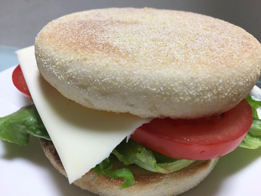 イングリッシュマフィンでハンバーガー風の朝食。 イングリッシュマフィンでハンバーガー風の朝食。