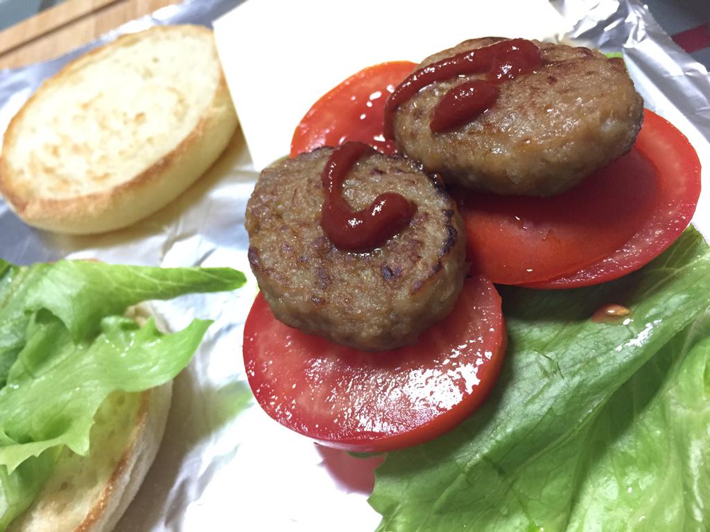 レタス、トマト、冷凍食品のハンバーグ、スライスチーズをイングリッシュマフィンではさむ。 レタス、トマト、冷凍食品のハンバーグ、スライスチーズをイングリッシュマフィンではさむ。