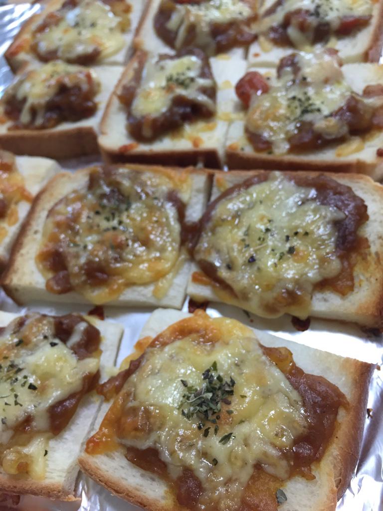 八つ切り食パンに、カレーとチーズを乗せてトースト (゚д゚)カリフワウマー 八つ切り食パンに、カレーとチーズを乗せてトースト (゚д゚)カリフワウマー