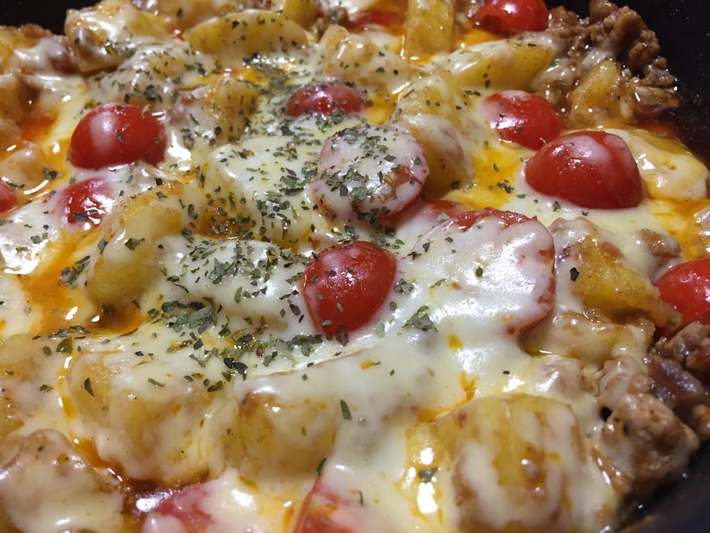ポテトのチーズ焼きトマト添え。ソースは「カゴメ トマトでおいしい ごはんのおかず じゃがチーズ焼き用」を使用。 ポテトのチーズ焼きトマト添え。ソースは「カゴメ トマトでおいしい ごはんのおかず じゃがチーズ焼き用」を使用。