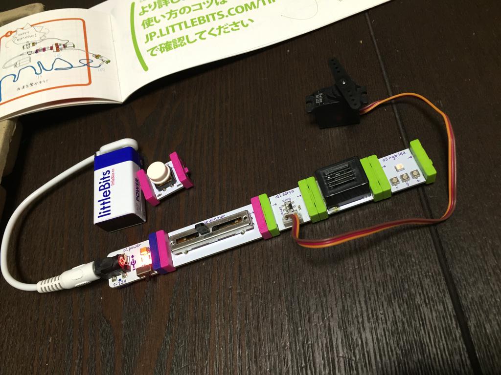littleBits に緑色のモジュールをいくつもつなげていいものか。ちゃんと動作はしてる。 littleBits に緑色のモジュールをいくつもつなげていいものか。ちゃんと動作はしてる。