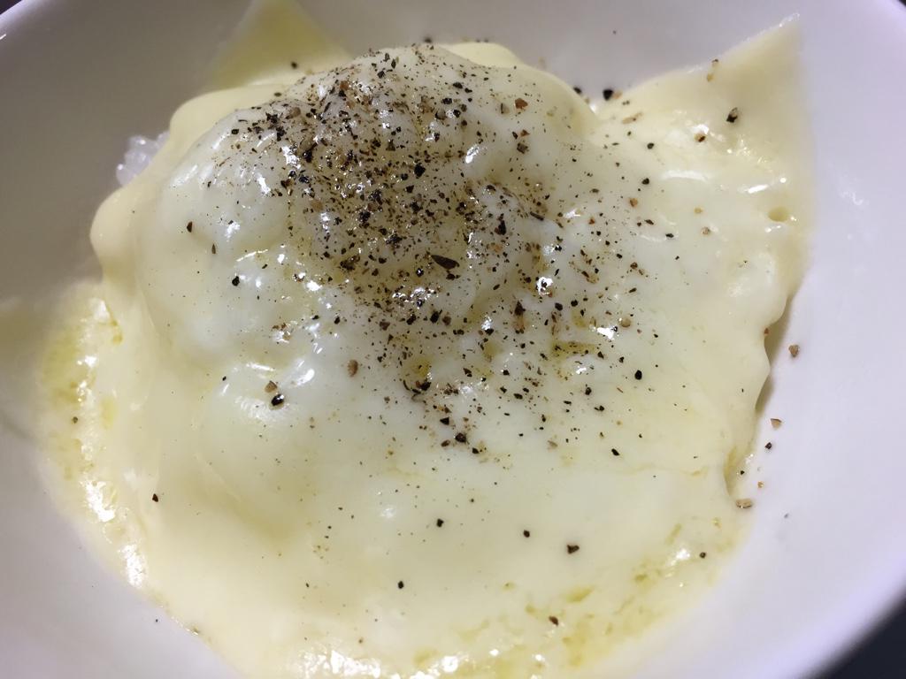 ご飯の上にとろけるチーズ乗せて電子レンジでチンして胡椒をかけるだけの、お手軽チーズドリア風。 ご飯の上にとろけるチーズ乗せて電子レンジでチンして胡椒をかけるだけの、お手軽チーズドリア風。