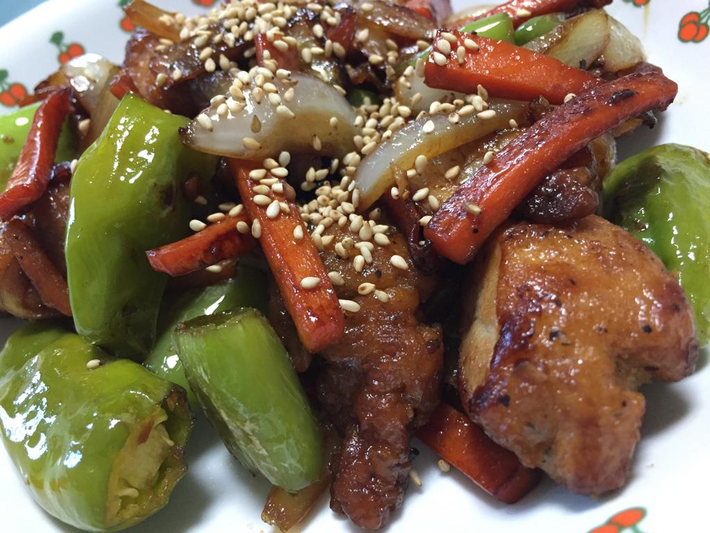 庭で育てたししとうとパプリカ ライムホルンを野菜炒めに。 庭で育てたししとうとパプリカ ライムホルンを野菜炒めに。