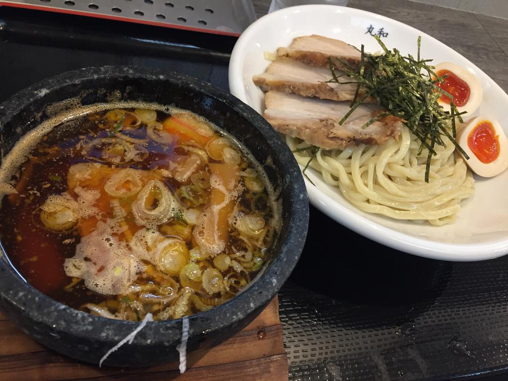 嘉禄つけ麺 全部のせ (メンマ、味玉、チャーシュー増量)。甘辛、酸味、醤油味。冷めにくいように石鍋。 (@ つけ麺 丸和 名駅西店 in 名古屋市, 愛知県) 嘉禄つけ麺 全部のせ (メンマ、味玉、チャーシュー増量)。甘辛、酸味、醤油味。冷めにくいように石鍋。 (@ つけ麺 丸和 名駅西店 in 名古屋市, 愛知県)