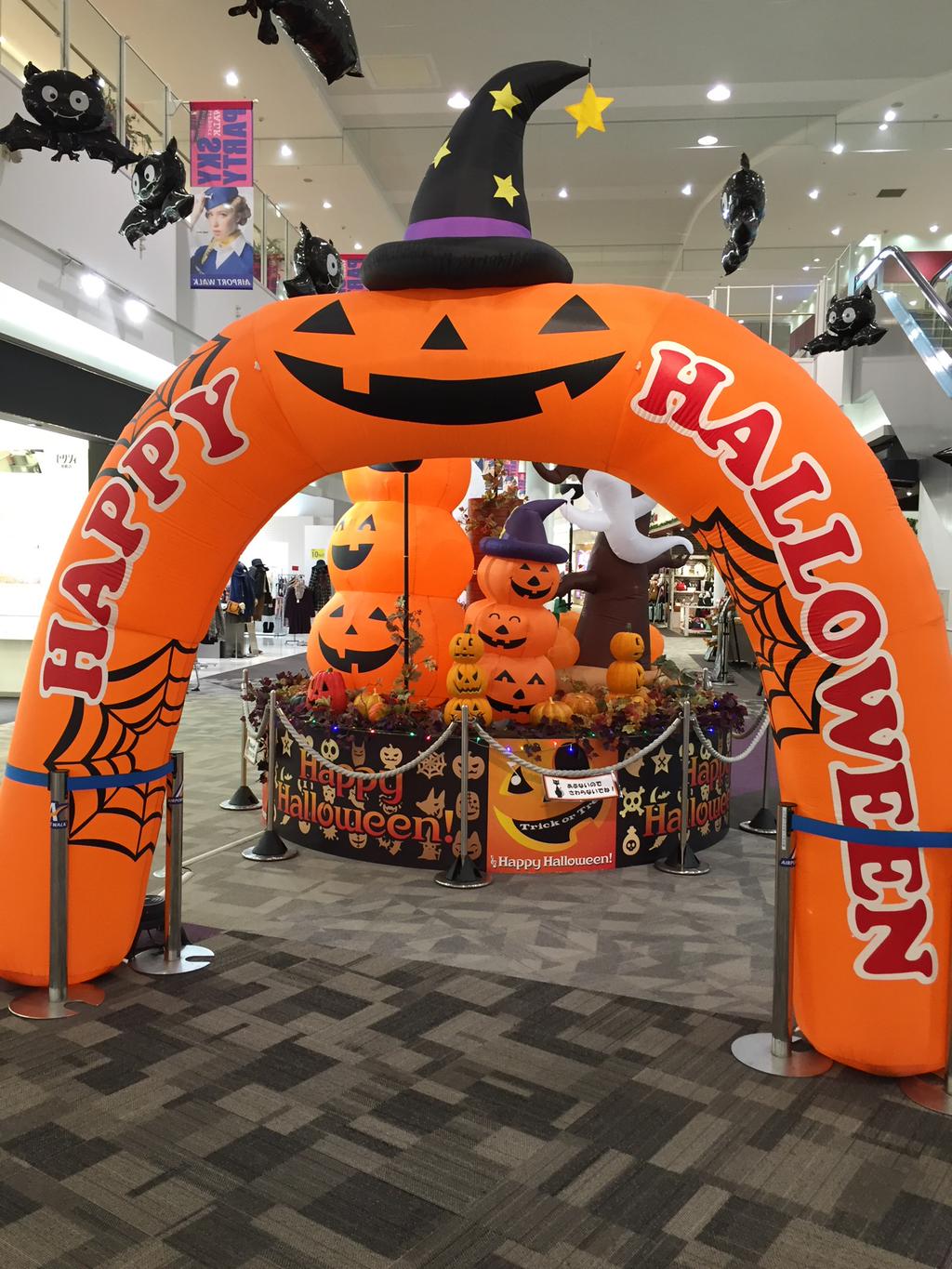 HAPPY HALLOWEEN コスプレアイテムが置いてある。 (@ エアポートウォーク名古屋 (Airport Walk Nagoya) in 西春日井郡豊山町, 愛知県) HAPPY HALLOWEEN コスプレアイテムが置いてある。 (@ エアポートウォーク名古屋 (Airport Walk Nagoya) in 西春日井郡豊山町, 愛知県)