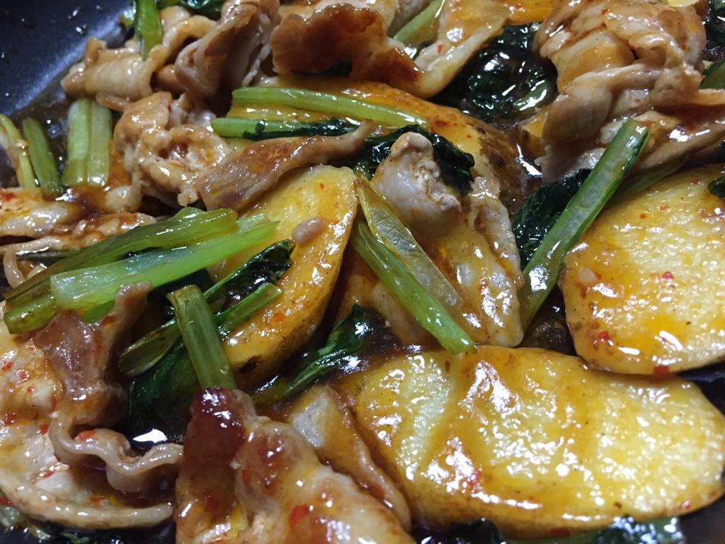 山芋と豚バラ肉の炒め物。豆板醤を効かせて。 山芋と豚バラ肉の炒め物。豆板醤を効かせて。