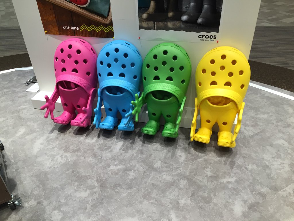 4 colors big crocs ひさびさに来たら店内の配置がだいぶ変わってた (@ manateeエアポート名古屋) 4 colors big crocs ひさびさに来たら店内の配置がだいぶ変わってた (@ manateeエアポート名古屋)