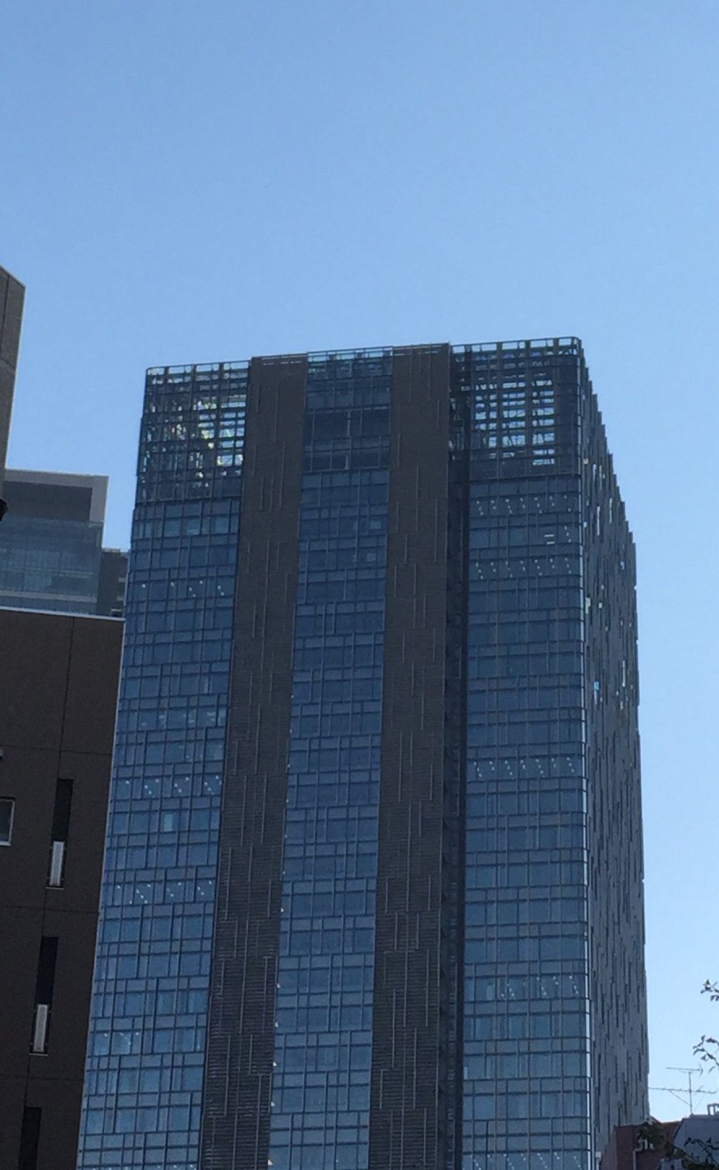 上の方はまだ建設中なのかな。それともこういう外観なのか。 (@ 大名古屋ビルヂング in 名古屋市, 愛知県) 上の方はまだ建設中なのかな。それともこういう外観なのか。 (@ 大名古屋ビルヂング in 名古屋市, 愛知県)