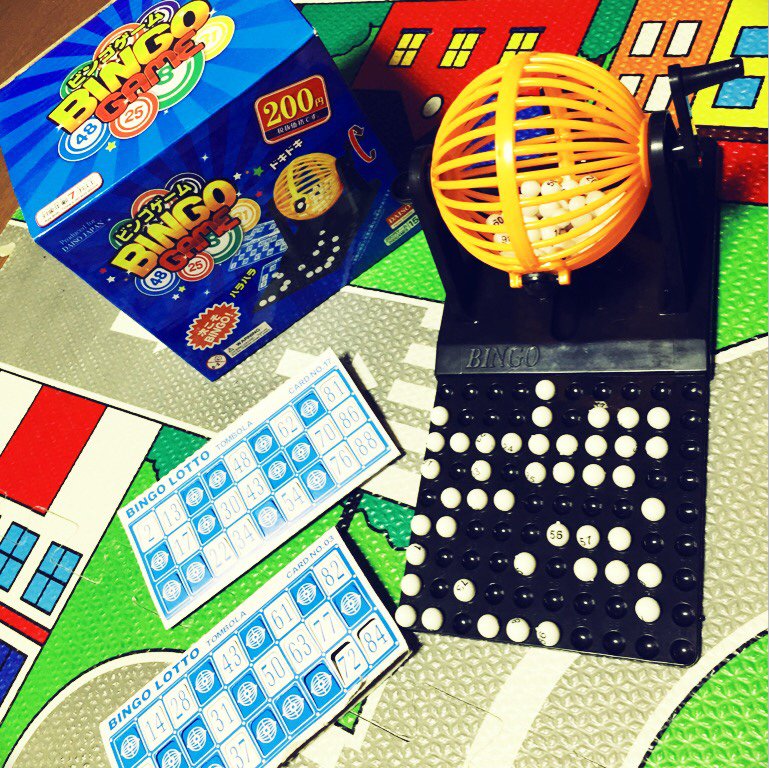 ダイソー ビンゴゲーム HR-15P-6 K002 あんまり見ないタイプのビンゴ。ボールは1から90までの番号。ビンゴカードは横長で、横一列揃えば勝ちというルール。ボールが小さく、出口が狭いので、ボールを拾いにくい。税込216円。 ダイソー ビンゴゲーム HR-15P-6 K002 あんまり見ないタイプのビンゴ。ボールは1から90までの番号。ビンゴカードは横長で、横一列揃えば勝ちというルール。ボールが小さく、出口が狭いので、ボールを拾いにくい。税込216円。