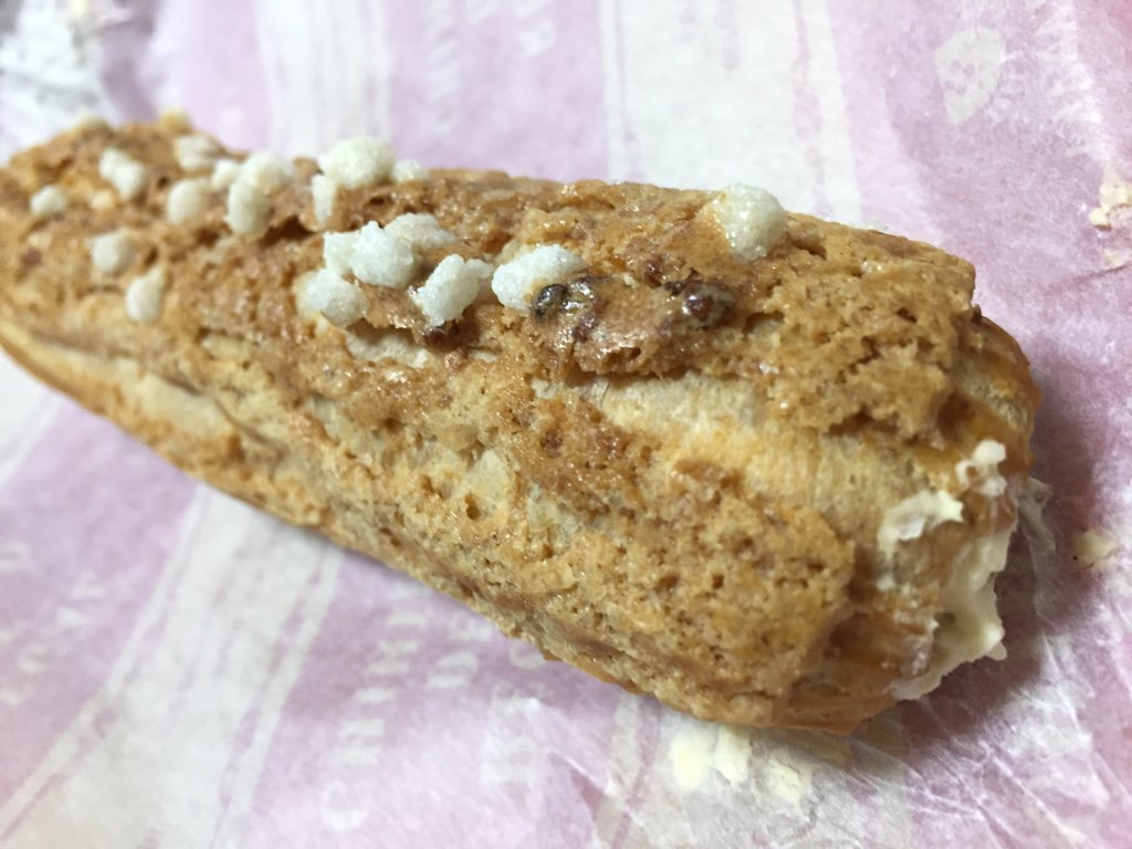 Cafe TANAKA サクサクエクレール。あられ糖をまびしたエクレア生地にカスタードクリーム (゚д゚)ウマー シュークリームみたいな Cafe TANAKA サクサクエクレール。あられ糖をまびしたエクレア生地にカスタードクリーム (゚д゚)ウマー シュークリームみたいな