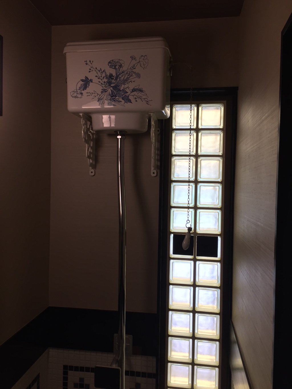 トイレかっこいい( ・∀・) 紐を引っ張ると水が流れる。 (@ ビラージュカフェ 賀名生(Village cafe ANOU) in 小牧市, Aichi Prefecture) トイレかっこいい( ・∀・) 紐を引っ張ると水が流れる。 (@ ビラージュカフェ 賀名生(Village cafe ANOU) in 小牧市, Aichi Prefecture)