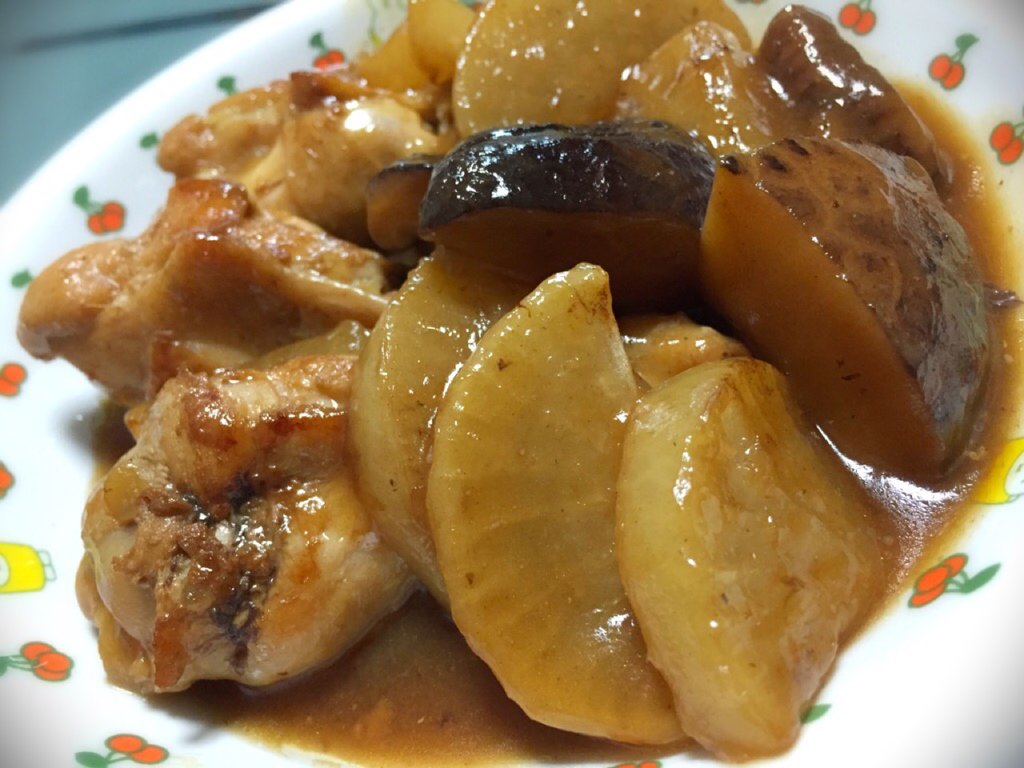 手羽先と焼き大根の煮物。しいたけ大きめ。 手羽先と焼き大根の煮物。しいたけ大きめ。