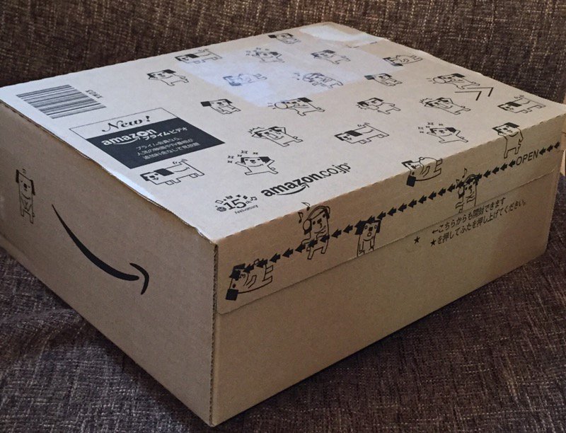 宅配ダンボール箱に Amazon 犬のポチのイラスト。 宅配ダンボール箱に Amazon 犬のポチのイラスト。