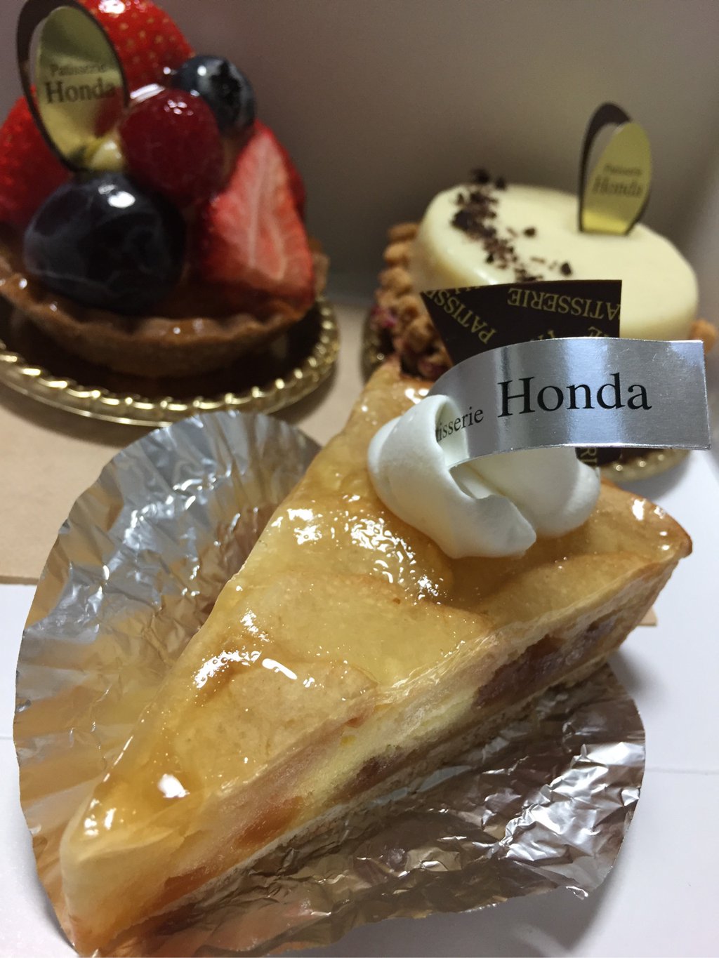 Patisserie Honda パティスリーホンダ りんごのタルト、ベリータルト、タルト・ヴァニーユ。 Patisserie Honda パティスリーホンダ りんごのタルト、ベリータルト、タルト・ヴァニーユ。