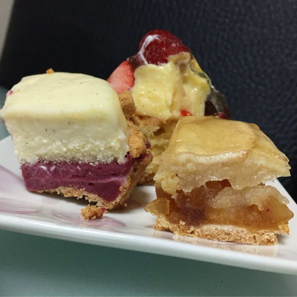 Patisserie Honda パティスリーホンダ りんごのタルト、ベリータルト、タルト・ヴァニーユ。 タルト・ヴァニーユはバニラビーンズとカシスクリーム。 Patisserie Honda パティスリーホンダ りんごのタルト、ベリータルト、タルト・ヴァニーユ。 タルト・ヴァニーユはバニラビーンズとカシスクリーム。