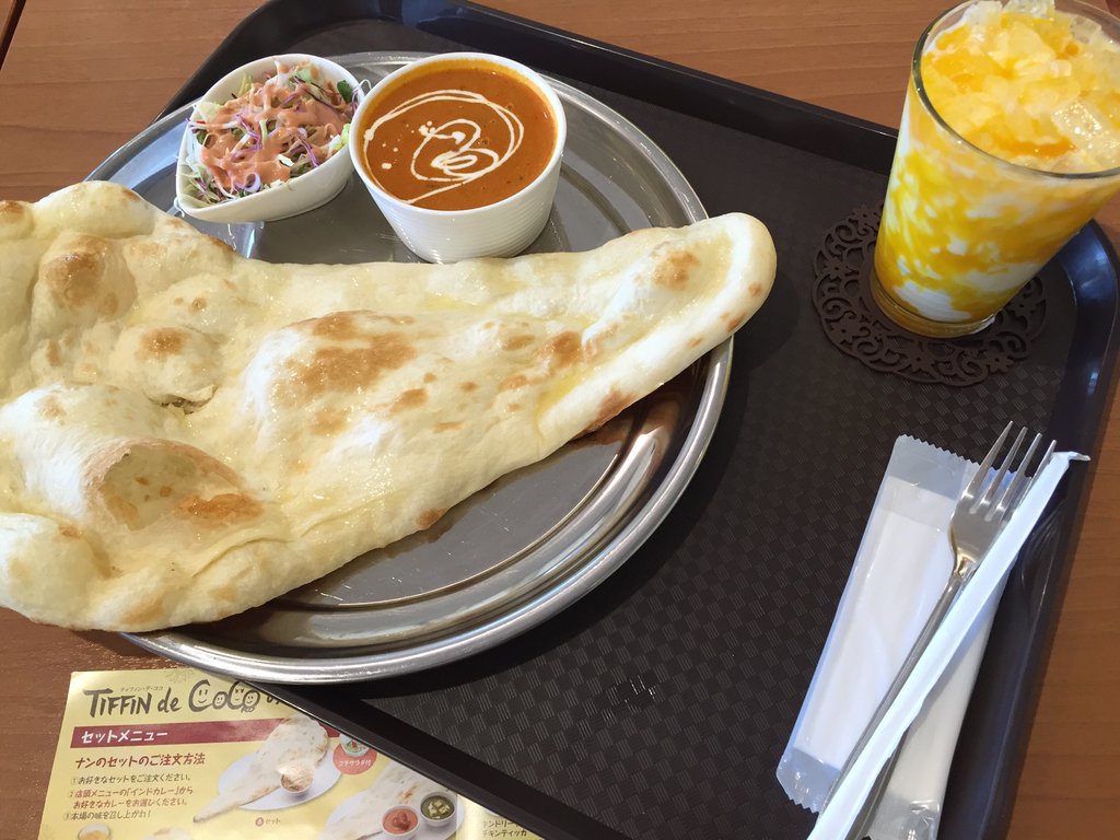 チキンバターマサラカレー、ナン、 自家製ヨーグルトのマンゴーラッシー。 (@ ティフィン・デ・ココ TIFFIN de CoCo リーフウォーク稲沢店) チキンバターマサラカレー、ナン、 自家製ヨーグルトのマンゴーラッシー。 (@ ティフィン・デ・ココ TIFFIN de CoCo リーフウォーク稲沢店)