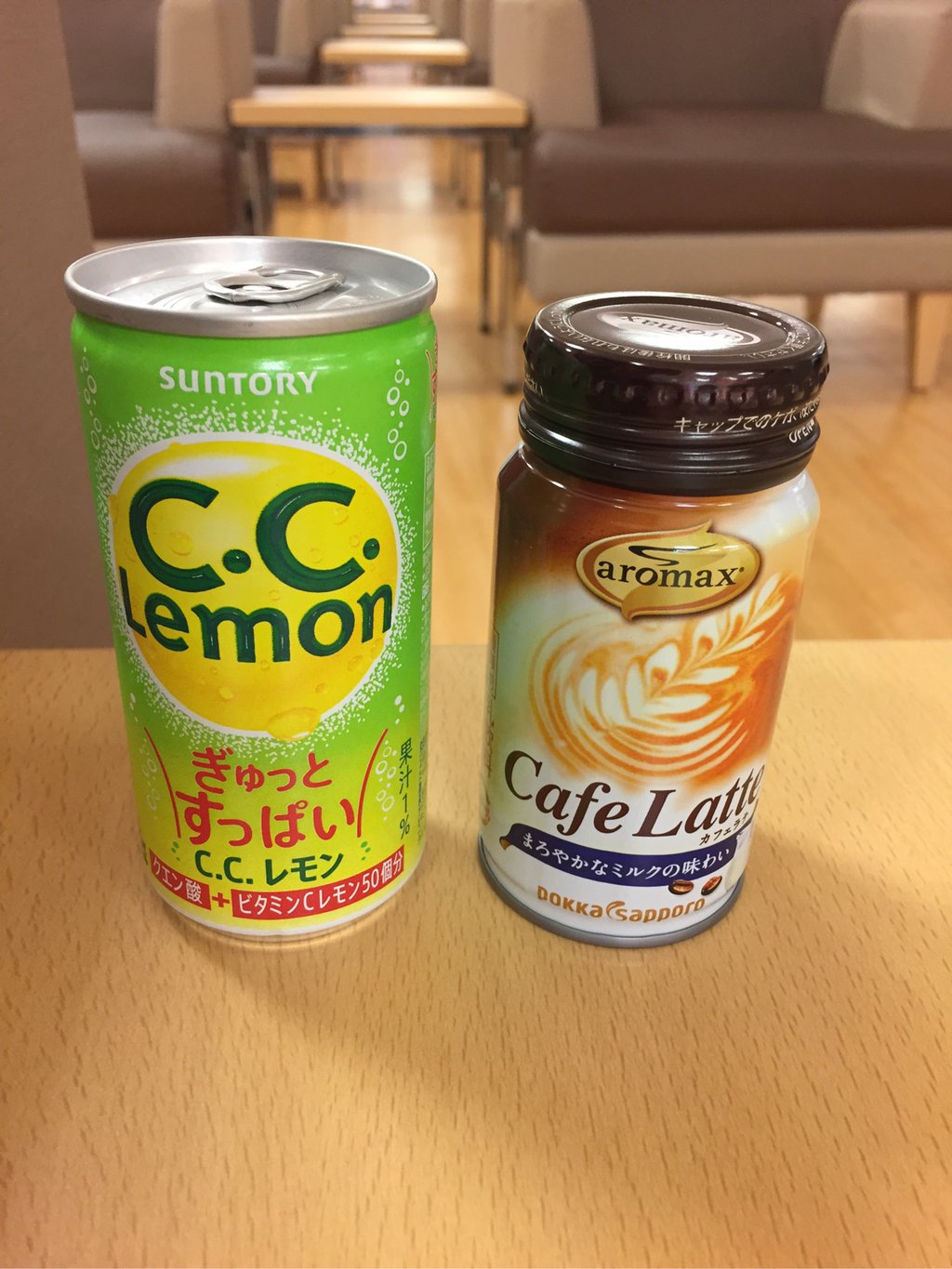 自販機限定らしい「ぎゅっと すっぱい C.C.レモン」炭酸飲料 with アロマックス カフェラテ 自販機限定らしい「ぎゅっと すっぱい C.C.レモン」炭酸飲料 with アロマックス カフェラテ