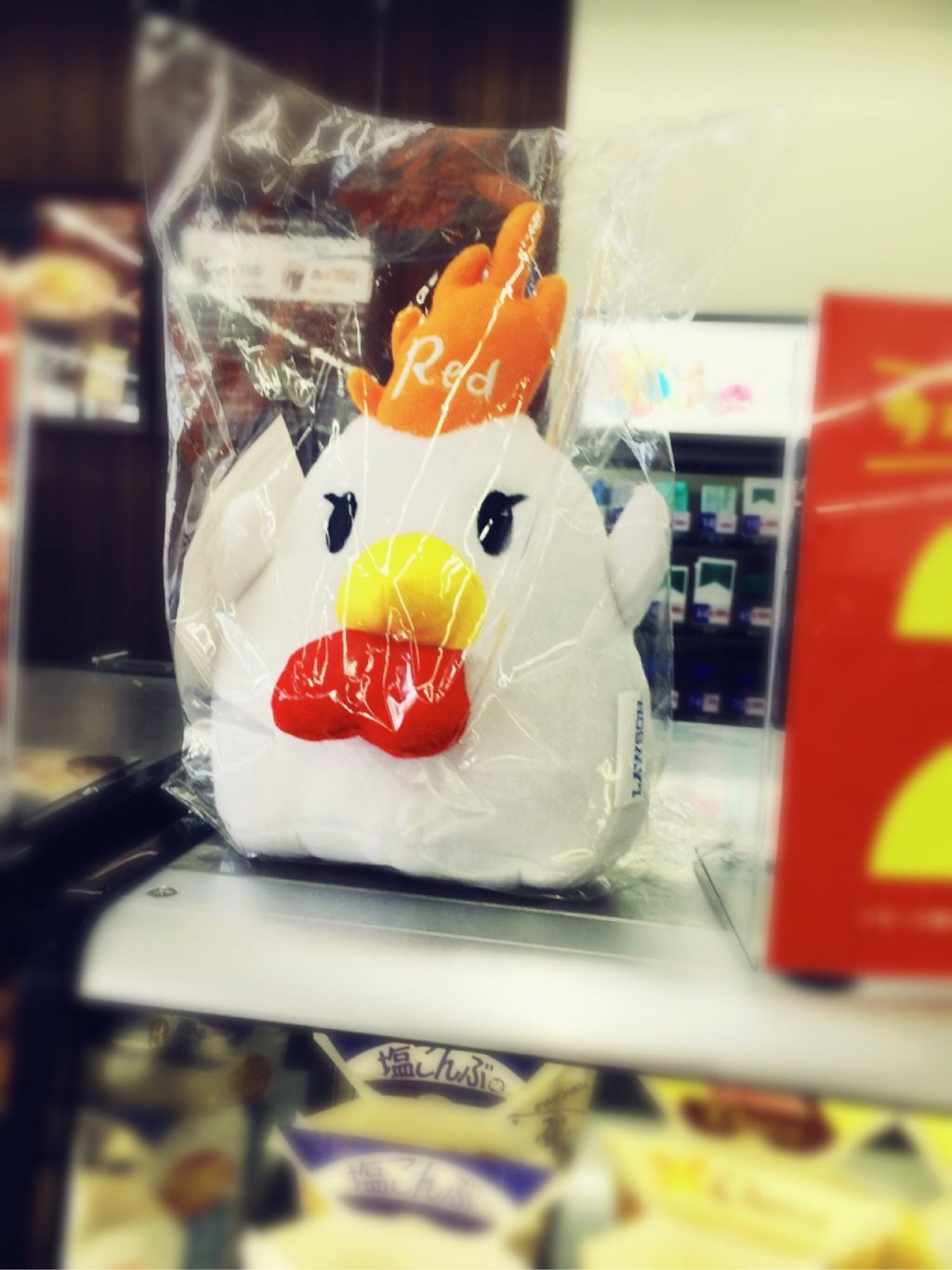 からあげクンのぬいぐるみがローソンに置いてあった。非売品? からあげクンのぬいぐるみがローソンに置いてあった。非売品?