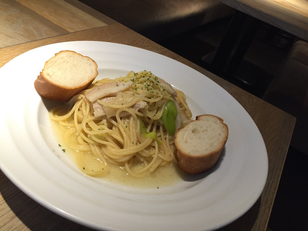 パスタランチ 豚トロと白ねぎの和風ソース。紅の豚を見ながら(´(●●)`) こころなしか豚っぽい盛りつけ。 (@ BRICK CAFE) パスタランチ 豚トロと白ねぎの和風ソース。紅の豚を見ながら(´(●●)`) こころなしか豚っぽい盛りつけ。 (@ BRICK CAFE)