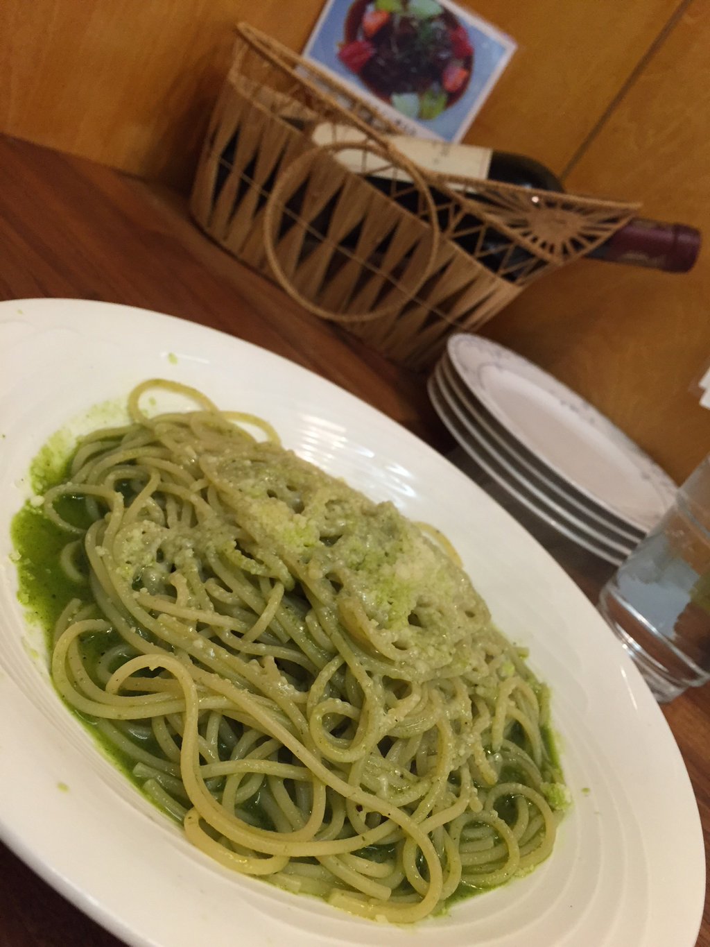 con pesto Genovese ジェノベーゼ バジリコのペースト和え。「ペペロンチーノ」という名前のお店で「ジェノベーゼ 」スパゲッティを食べる(*゚~゚*)モグ モグ con pesto Genovese ジェノベーゼ バジリコのペースト和え。「ペペロンチーノ」という名前のお店で「ジェノベーゼ 」スパゲッティを食べる(*゚~゚*)モグ モグ