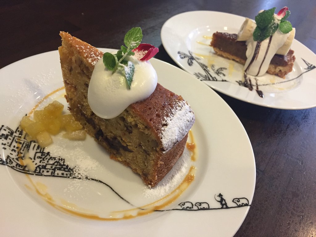 人参と胡桃を使ったシナモン風味のキャロットケーキ & キャラメルバナナの焼きタルト (@ Futatsuboshi in 春日井市, 愛知県) 人参と胡桃を使ったシナモン風味のキャロットケーキ & キャラメルバナナの焼きタルト (@ Futatsuboshi in 春日井市, 愛知県)