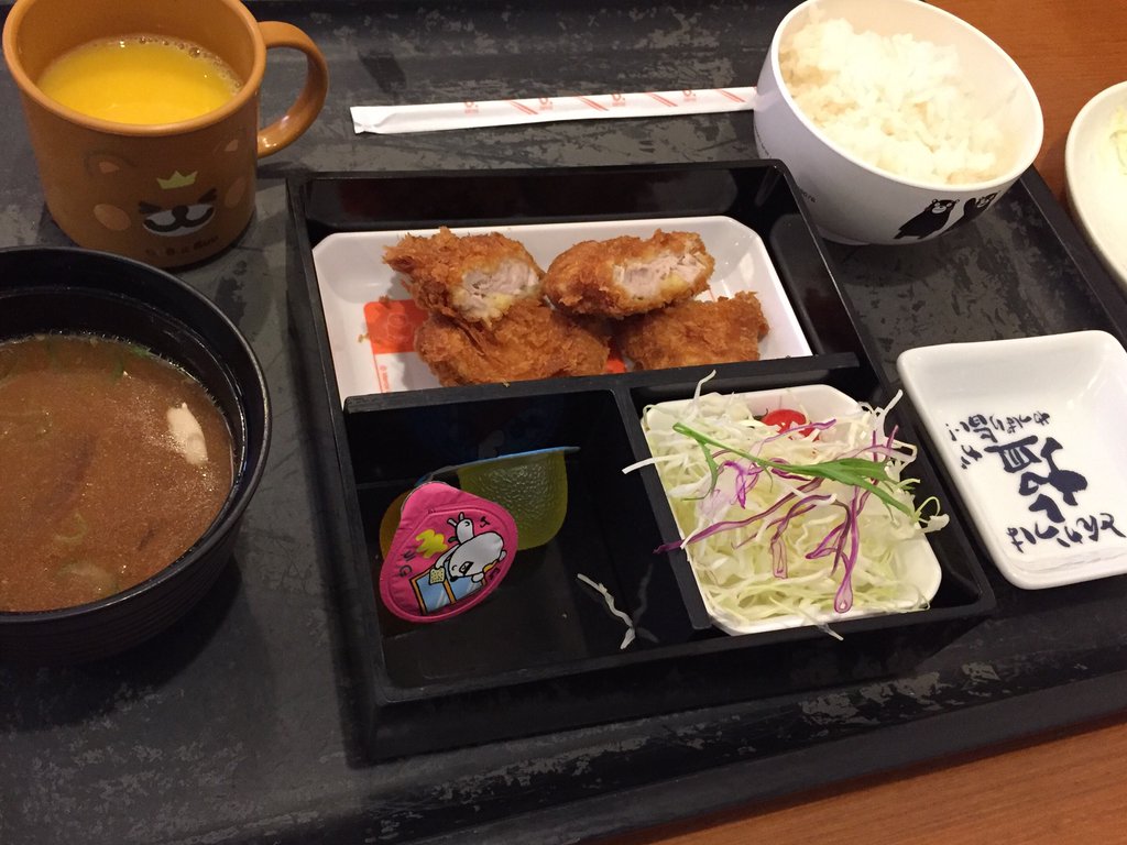 ちびとんご膳 おもちゃ付き。おこさまメニューにも「おかわりバー」が付いてくる。 (@ とんかつ マ・メゾン 春日井店(Ma Maison) in 春日井市, Aichi-ken) ちびとんご膳 おもちゃ付き。おこさまメニューにも「おかわりバー」が付いてくる。 (@ とんかつ マ・メゾン 春日井店(Ma Maison) in 春日井市, Aichi-ken)