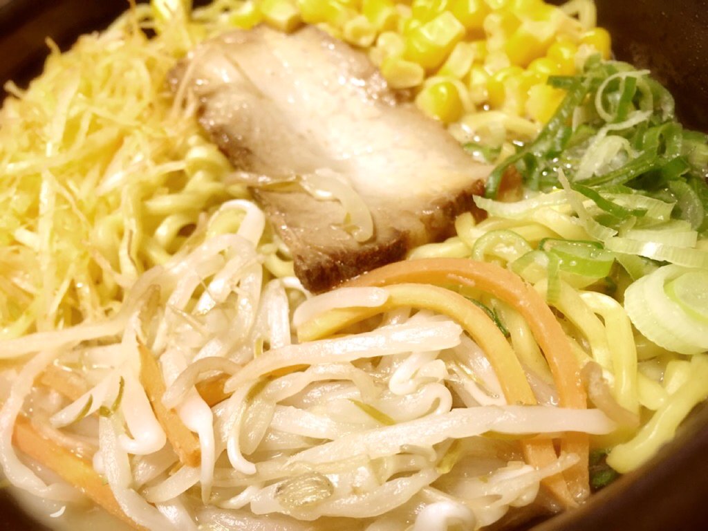 コンビニの電子レンジで温めるだけでOKのラーメンさいきん好き。 コンビニの電子レンジで温めるだけでOKのラーメンさいきん好き。