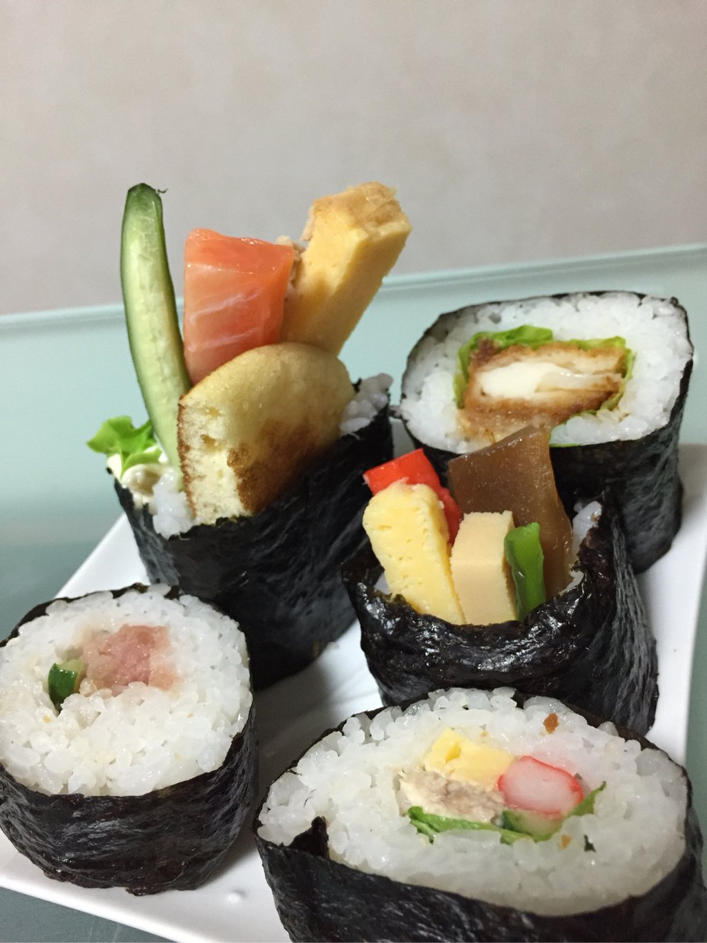 きょうの夕飯は恵方巻き。 きょうの夕飯は恵方巻き。