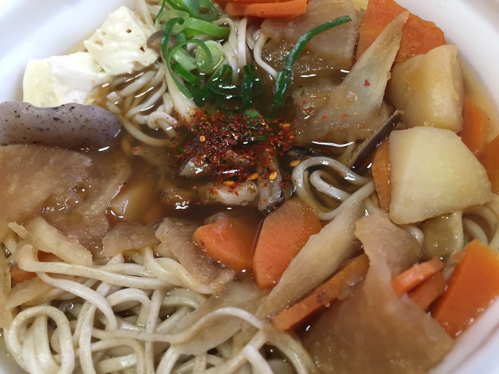 セブンイレブン けんちんそば。野菜が多くて嬉しいんだけど、蕎麦がすぐに延びてしまう(´Д` ) セブンイレブン けんちんそば。野菜が多くて嬉しいんだけど、蕎麦がすぐに延びてしまう(´Д` )