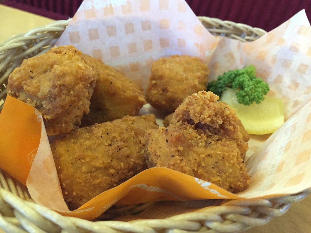 コメチキ。骨なしチキンが6ヶ。衣がカリッとしてる。 (@ コメダ珈琲店 名古屋空港東店 in 春日井市, 愛知県) コメチキ。骨なしチキンが6ヶ。衣がカリッとしてる。 (@ コメダ珈琲店 名古屋空港東店 in 春日井市, 愛知県)