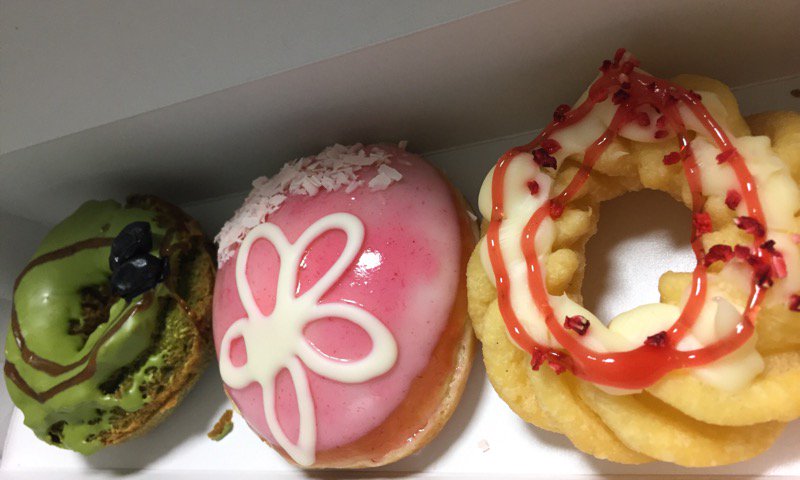 Krispy Kreme Doughnuts オールドファッション黒みつ抹茶、サクラ、あと何か期間限定?らしいドーナツ。 Krispy Kreme Doughnuts オールドファッション黒みつ抹茶、サクラ、あと何か期間限定?らしいドーナツ。