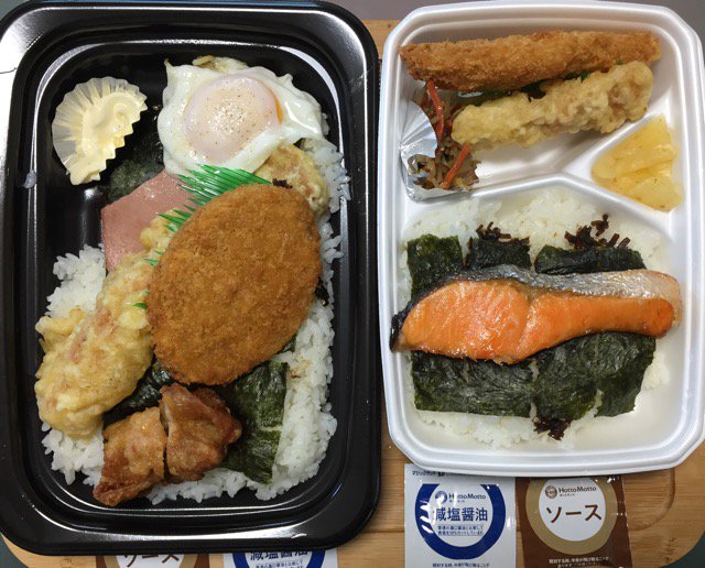 ほっともっとの「BIGのり弁」と「のり銀鮭弁当」を比較。ごはんの量はたしかに1.5倍ぐらいありそう。パンフレットに書かれているように「ちくわ天が2倍」の長さには見えない(1.5倍ぐらいなのでは)。 ほっともっとの「BIGのり弁」と「のり銀鮭弁当」を比較。ごはんの量はたしかに1.5倍ぐらいありそう。パンフレットに書かれているように「ちくわ天が2倍」の長さには見えない(1.5倍ぐらいなのでは)。