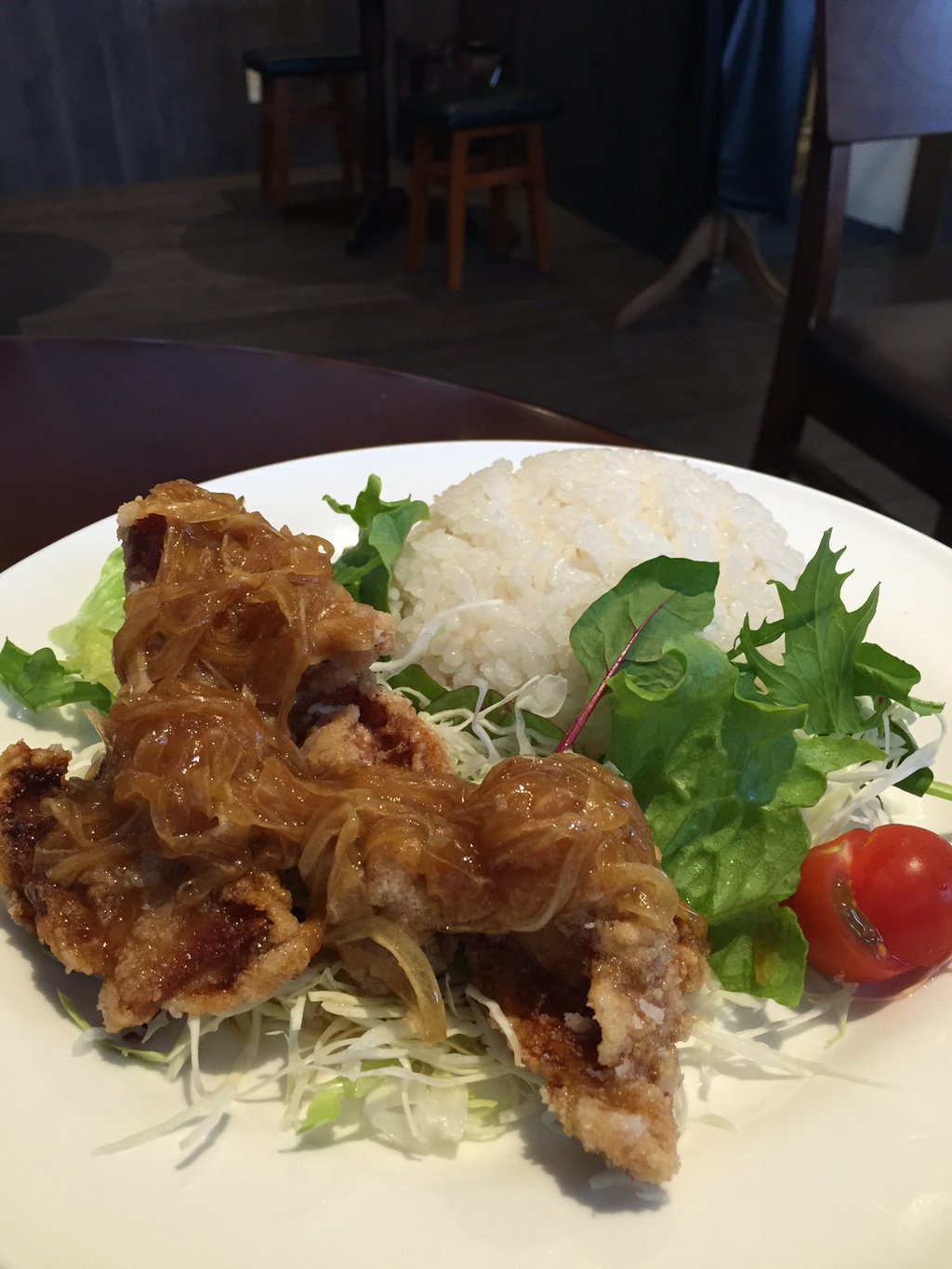 揚げ鶏の和風オニオンドレッシングとごはん。ご飯にもうっすら味付けされてるみたい。 (@ St. Elmo Kitchen & Bar セントエルモ キッチンアンドバー) 揚げ鶏の和風オニオンドレッシングとごはん。ご飯にもうっすら味付けされてるみたい。 (@ St. Elmo Kitchen & Bar セントエルモ キッチンアンドバー)