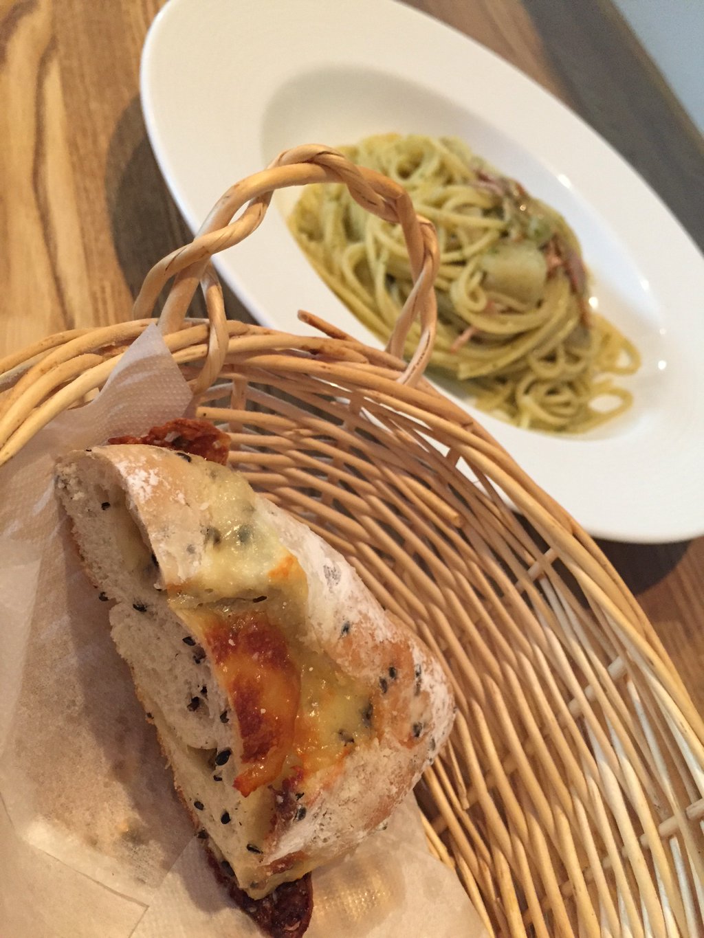 もちもちした米粉のパンには胡麻とチーズ & じゃがいもとベーコンのジェノベーゼ スパゲッティ (@ Paff in 名古屋市西区, 愛知県) もちもちした米粉のパンには胡麻とチーズ & じゃがいもとベーコンのジェノベーゼ スパゲッティ (@ Paff in 名古屋市西区, 愛知県)