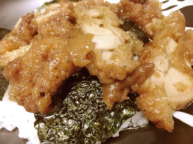 からあげを、ほか弁のとり肉弁当(とりめし)みたいに味付け。なかなか美味しい(*´ω`*) 水、醤油、みりん、だし醤油、はちみつを鍋に入れて火にかけて、スライスした唐揚げを煮込む。 ご飯の上に海苔を敷いて、上に並べる。うまい。 からあげを、ほか弁のとり肉弁当(とりめし)みたいに味付け。なかなか美味しい(*´ω`*) 水、醤油、みりん、だし醤油、はちみつを鍋に入れて火にかけて、スライスした唐揚げを煮込む。 ご飯の上に海苔を敷いて、上に並べる。うまい。