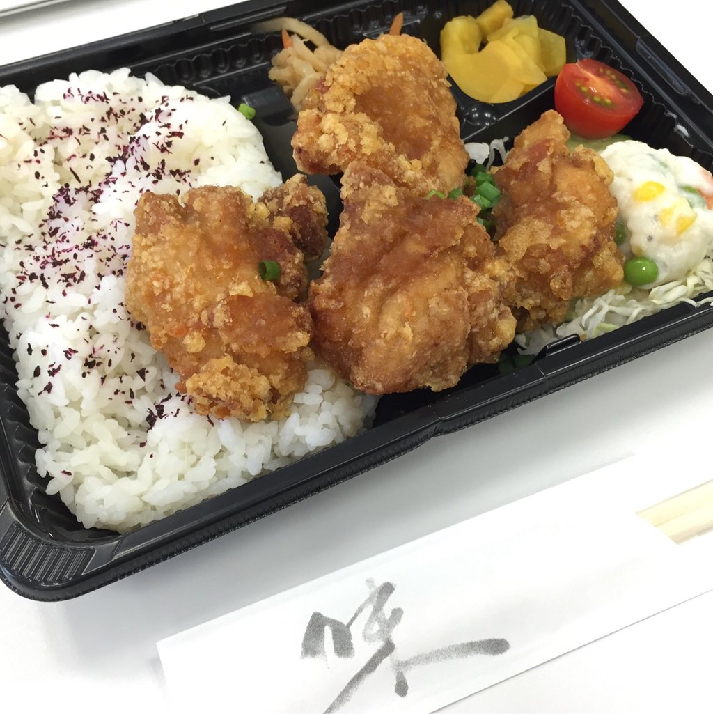 立呑み お酒の神様 からあげ分店 in 円頓寺商店街 からあげ弁当 500円。小さい弁当箱に無理に詰め込んでる感じがいい(・∀・) 立呑み お酒の神様 からあげ分店 in 円頓寺商店街 からあげ弁当 500円。小さい弁当箱に無理に詰め込んでる感じがいい(・∀・)