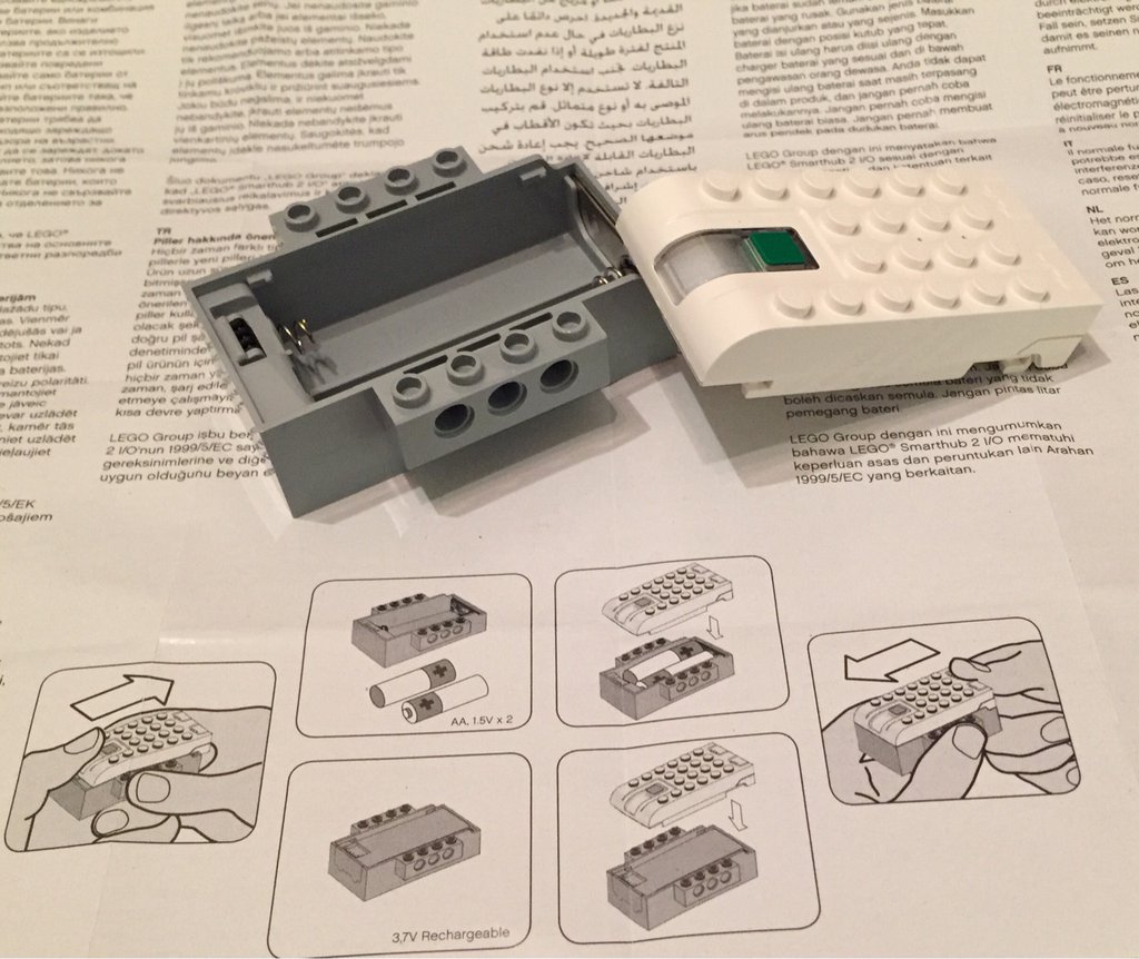 LEGO Education WeDo 2.0 スマートハブに電池を入れる方法。スマートハブを上部をずらすと開くので、単三乾電池2本を入れる。付属の紙の説明書に載ってた。 LEGO Education WeDo 2.0 スマートハブに電池を入れる方法。スマートハブを上部をずらすと開くので、単三乾電池2本を入れる。付属の紙の説明書に載ってた。